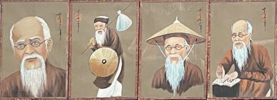 quatre photos de vieillards portant un chapeau et une barbe, sur la façade d'un immeuble