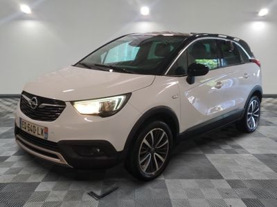 Le SUV Opel blanc est garé dans une grande pièce.