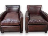 paire de fauteuils club en cuir avec repose-pieds et repose-jambes