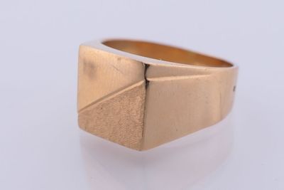 Chevalière en or jaune 750 non chiffrée. - Photo 1