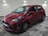 une Toyota Yaris rouge garée sur un sol à damier