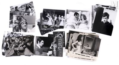 plusieurs photos en noir et blanc d'une femme et d'un homme sur un lit
