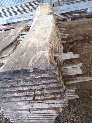 plusieurs morceaux de bois sont empilés les uns sur les autres pour former une pile