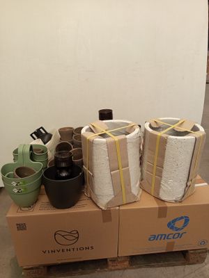 une pile de cartons et de bacs posée sur une palette