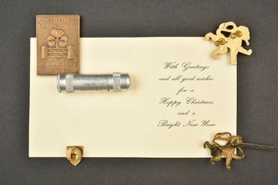 une carte sur laquelle figurent un timbre et une clé