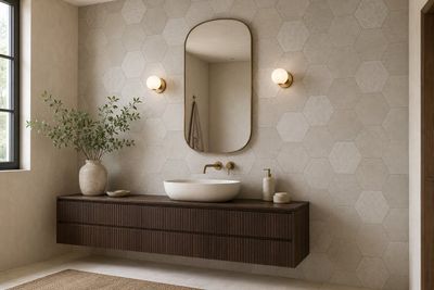 une salle de bain avec un lavabo et un miroir