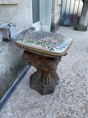un petit banc posé contre le mur d'un immeuble