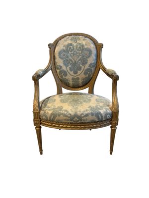 Un fauteuil à curieux dossier médaillon en bois sculpté doré…