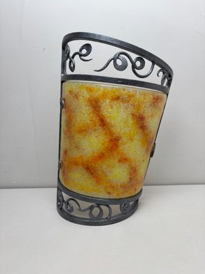 Applique en fer forgé et plaque en verre marmoréen. Travail …