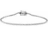 un bracelet de tennis en diamants sur fond blanc