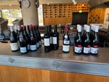 Des bouteilles de vin sont alignées sur le comptoir d'un restaurant.