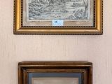 deux photos encadrées représentant un paysage fluvial, accrochées au mur à côté des toilettes