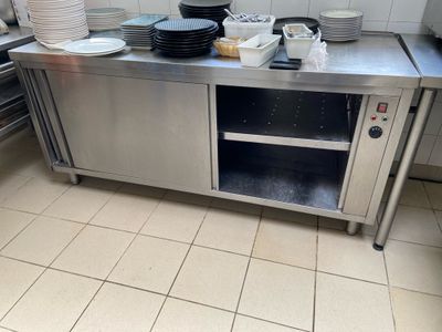 une cuisine où il y a beaucoup d'assiettes et de bols sur le plan de travail