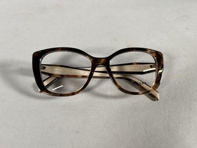 une image représentant une paire de lunettes posée sur une surface blanche