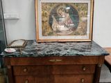 un bureau avec un plateau en marbre sur lequel est posé un tableau