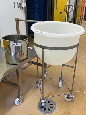 une photo d'une cuisine avec un évier et une casserole posée sur un support