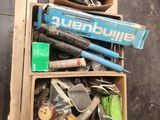 un tas d'objets divers dans une caisse en bois
