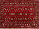 un tapis rouge orné d'un médaillon