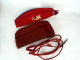 un chapeau rouge et un sac à main rouge posés sur une surface blanche