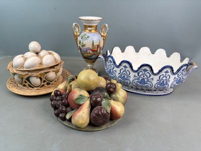 une assiette de fruits et un bol d'œufs posés sur une table