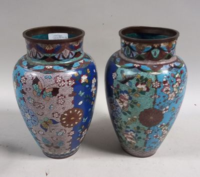 Paire de VASES en cloisonné à décor d'insectes et oiseaux su…