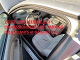 l'intérieur d'une voiture avec la porte ouverte et le siège du conducteur abaissé