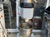 une photo d'un coin cuisine avec un mixeur et d'autres appareils électroménagers
