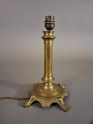 une lampe de table ancienne en laiton, surmontée d'un abat-jour en verre