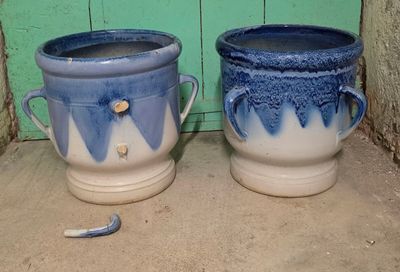 deux vases bleus et blancs placés l'un à côté de l'autre