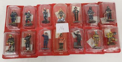 de nombreuses figurines représentant différents types de pompiers sont exposées