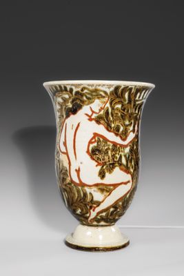 un vase sur lequel figure la photo d'une femme
