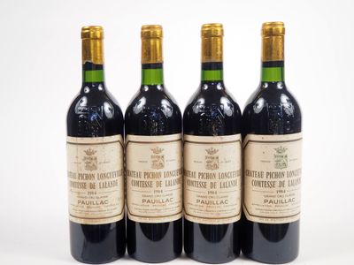 trois bouteilles de vin posées les unes à côté des autres sur une surface blanche