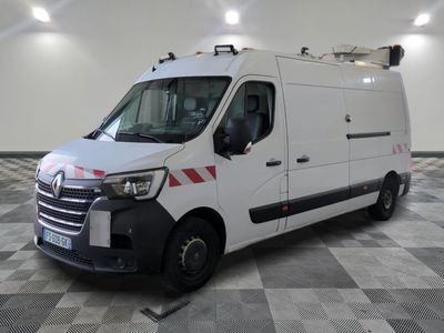 une camionnette blanche garée dans une pièce