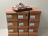 plusieurs boîtes de chaussures sont empilées les unes sur les autres
