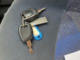 une clé de voiture et un porte-clés posés sur le siège d'une voiture