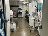 un long couloir où se trouvent tout un tas d'appareils électroménagers