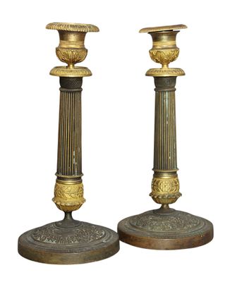 Paire de BOUGEOIRS en bronze doré et patiné, décor de palmes…