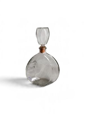 une image représentant une bouteille en verre transparent munie d'un bouchon métallique