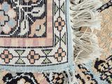 une photo en gros plan d'un tapis à franges