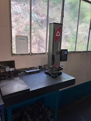 une machine posée sur une table devant une fenêtre