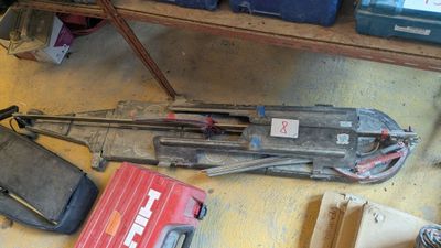 un tas d'outils par terre dans un garage