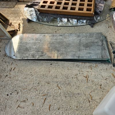 une table en verre sur laquelle est posé un miroir, au milieu de la pièce