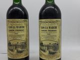 deux bouteilles de vin posées l'une à côté de l'autre sur une table