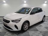 la voiture blanche est garée sur le sol à carreaux d'une pièce