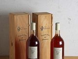 deux bouteilles de vin posées l'une à côté de l'autre sur une table