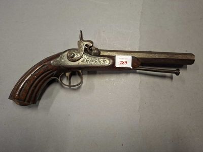 PISTOLET à percussion, canon à pans. Crosse cathédrale. Plat…
