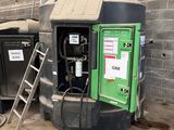un tas d'ordures à côté d'un immeuble avec une échelle
