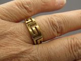 la main d'une personne à laquelle est passée une bague en or