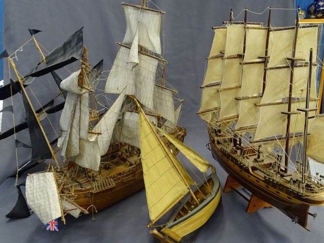 Lot de 4 maquettes de bateau (accidents)