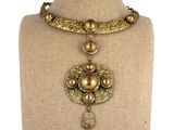 gros plan d'un collier sur un mannequin mannequin